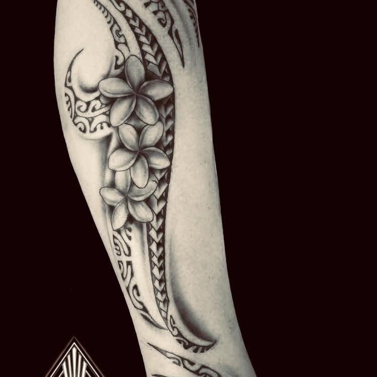 Avant-bras polynésien moderne avec fleurs de tiare