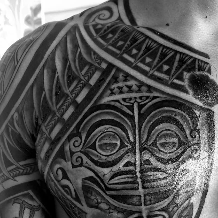 Plastron patutiki avec visage de tiki